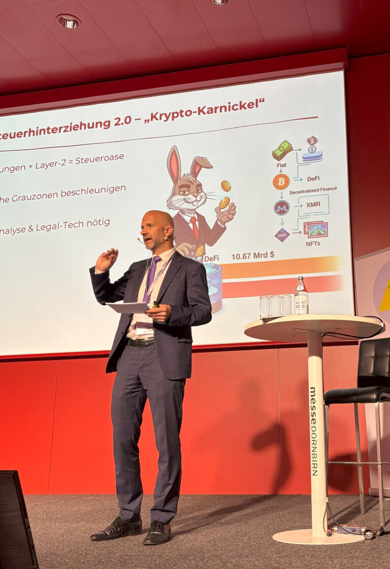 Georg Lanzinger presenting the strategies of criminals to avoid taxes on the example "Krypto-Karnickel"